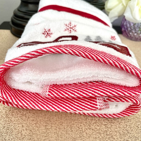 New SET OF 2 FARMHOUSE TRUCK CHRISTMAS TREE Hand Towels - Picture 3 of 6